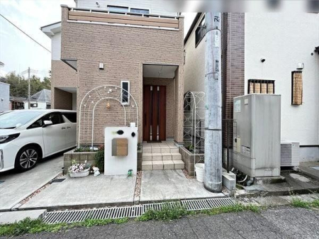 玄関 外から見た玄関の様子です。