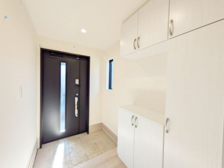 玄関 ～・～Entrance～・～気品あるデザイン性を持つ玄関は、住む方の満足感を満たすクオリティ。帰宅するご家族や、訪れる方を気持ちよく迎える・安らぎに満ちた生活空間を予感させてくれます。