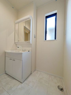 洗面台・洗面所 ～Wash room～大きな洗面　家族みんなが毎日使う洗面室。忙しい朝には使いやすい洗面で、ステキな一日のスタートをきりましょう。