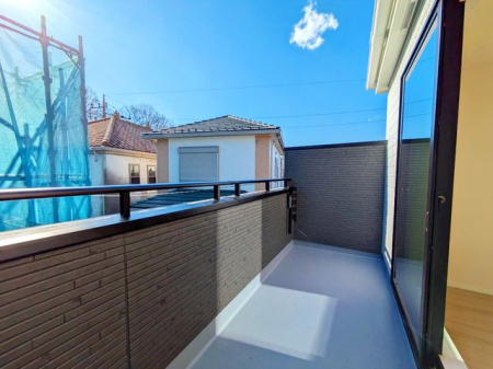 バルコニー ～Balcony～やわらかな陽射しが舞い降りるバルコニー。青空を背景に心地よい風が吹き抜けていきます。一歩外へ出て開放感を味わえる空間です。