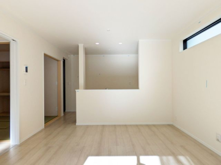 リビング ～Living～温かみのあるナチュラルテイストのLDK。のんびりくつろぐソファや、お食事を楽しむダイニングセットを置いても圧迫感はありません。