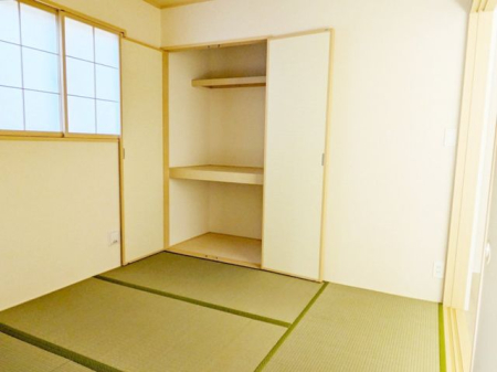 その他内観 リラックス効果のある「和室」にはたくさんのメリットが！横になってくつろいだり、洗濯物を畳んだり、来客があってもお布団を敷けば客間として使え、幅広い用途で使えるので重宝しそうですね。