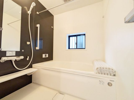 浴室 ～Bath～いつでも暖かいお風呂に入れるのが嬉しい追焚き機能付き。お仕事でご帰宅の遅くなったお父さんも暖かい湯船に入浴できます。もちろん広さも1坪タイプあるのでお子様ともゆったりと入れます。