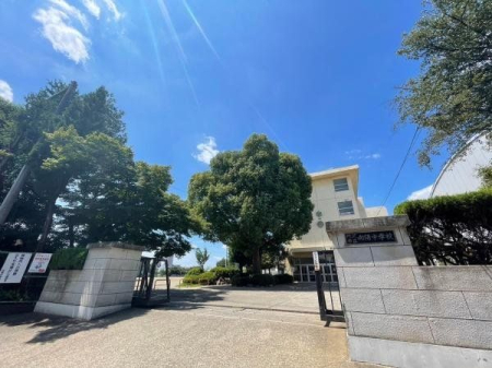 周辺環境 所沢市立向陽中学校 徒歩11分。西武新宿線「新所沢駅」近くの広々とした敷地がある中学校でございます。周辺からの評判も良いです！ 870m