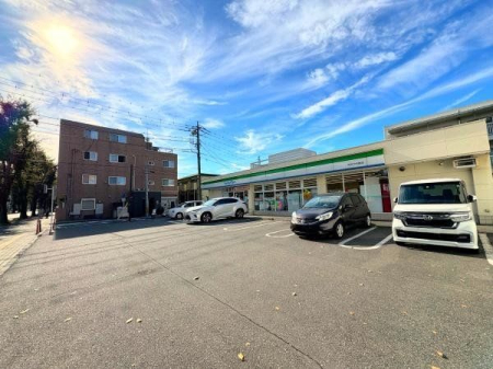 周辺環境 ファミリーマート所沢けやき通り店 徒歩8分。24時間営業なので、急なお買い物にも便利です。飲食物や軽い日用品を販売しております。駐車場；有 600m