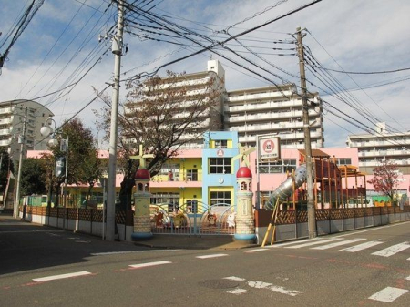 周辺環境 新所沢富士幼稚園 徒歩2分。遊具が多い充実した幼稚園でございます。 120m