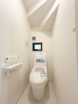 トイレ 階段下を有効活用したトイレスペース