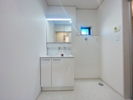 洗面台・洗面所 ～Wash room～大きな洗面　家族みんなが毎日使う洗面室。忙しい朝には使いやすい洗面で、ステキな一日のスタートをきりましょう。