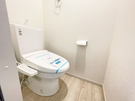 トイレ シンプルな内装のスッキリとしたトイレです。お手入れやお掃除が、簡単にできるシンプルなデザインのトイレです。