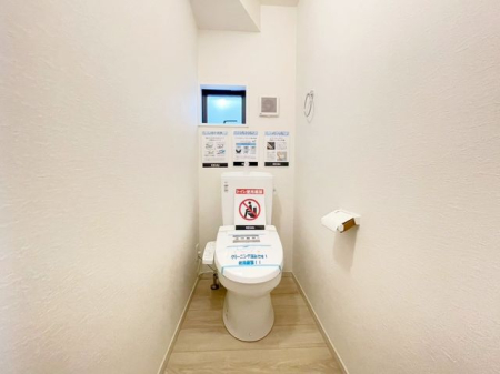 トイレ シンプルな内装のスッキリとしたトイレです。お手入れやお掃除が、簡単にできるシンプルなデザインのトイレです。
