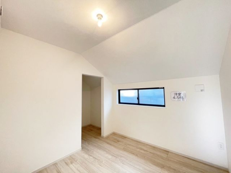 寝室 【2面採光の明るい洋室】二面採光で明るさもあります。広々とした居室で家具の配置も自由自在。子供部屋や趣味、仕事のスペースにも最適です。