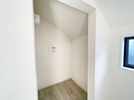 収納 大きなウォークインクローゼット付です。たくさん洋服が収納可能です。