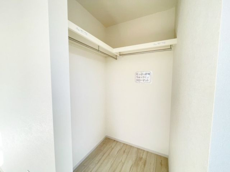 収納 大きなウォークインクローゼット付です。たくさん洋服が収納可能です。