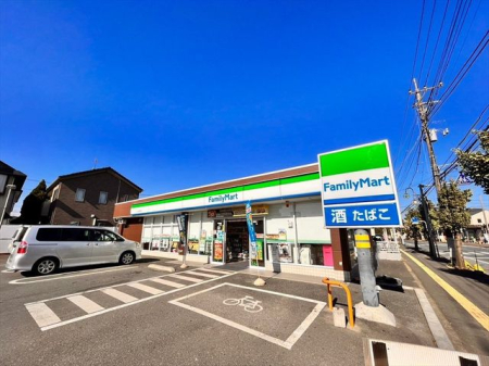 周辺環境 ファミリーマートふじみ野清見店 徒歩8分。24時間営業のコンビニエンスストア 640m