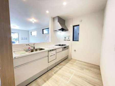 キッチン ～・～Kitchen～・～　家族と会話を楽しめるキッチンです。すぐそばにいるから、会話も自然とはずみます。また、リビングの様子がわかるので安心して作業に集中できますね。