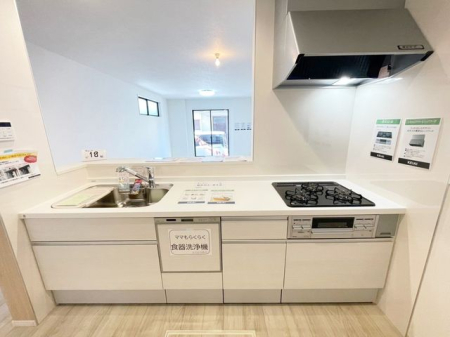 キッチン 【利便性の高い家事動線】3口コンロとグリル付きでお料理の幅が広がります。拭くだけで綺麗になるお手入れ簡単キッチンパネルも嬉しい点。キッチン、ダイニングや洗面所への動線が短く、家事効率もアップ！