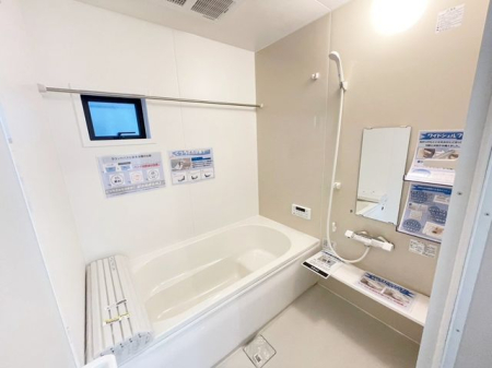 浴室 落ち着きのある空間でリラックスバスタイム。バスタブにつかって寛ぎながら心と体をリフレッシュ。一日の疲れを癒してくれる清潔感のあるバスルーム。
