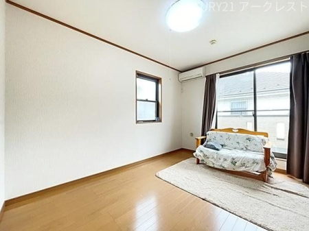 その他内観 バルコニーに面した６帖の洋室
