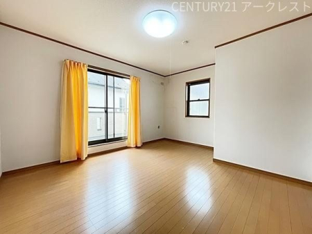 その他内観 バルコニーに面した8.25帖の洋室