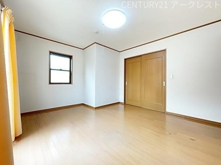 その他内観 バルコニーに面した8.25帖の洋室
