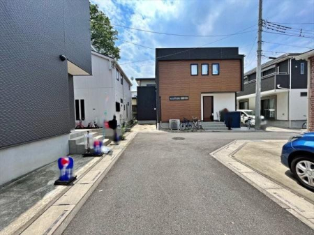 現地外観写真 車の出し入れもゆっくりすることが出来ます