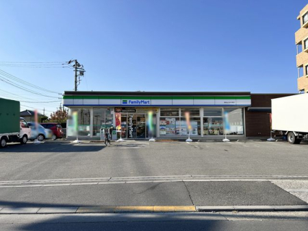 周辺環境 ファミリーマート　東村山久米川町店 徒歩5分。【営業時間】24時間営業 【駐車場】あり 360m