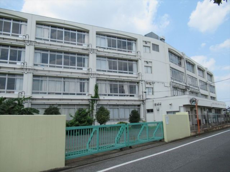 周辺環境 東村山市立久米川東小学校 徒歩2分。久米川町一丁目1～49、二丁目、三丁目30～41、五丁目1～16、17の1～6、17の8、17の12～33、25 120m