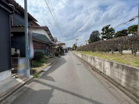 現地外観写真 西側前面道路の様子
