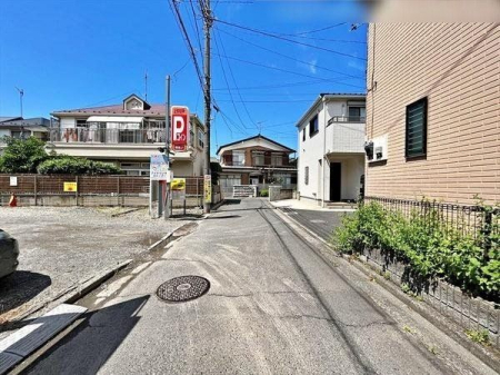 現地外観写真 車通りの少ない前面道路の様子。