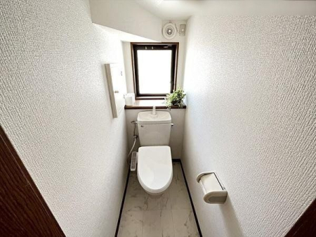 トイレ 小窓のある1階のトイレです。