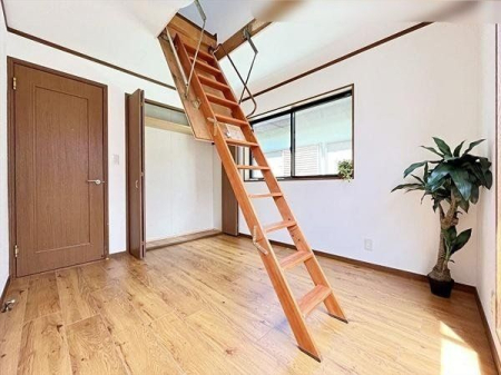 リビング 屋根裏収納付きの洋室