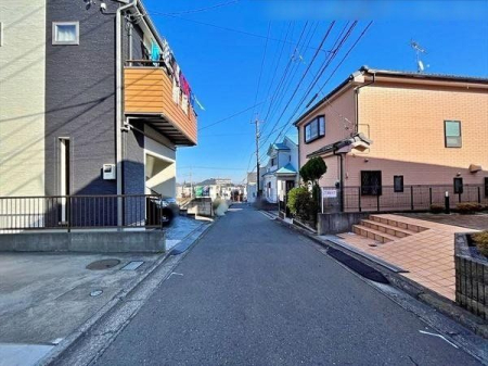 現地外観写真 前面道路の様子