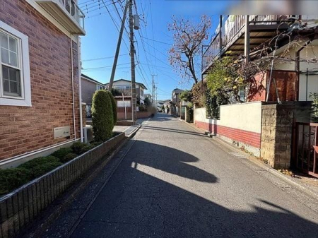 現地外観写真 前面道路の様子