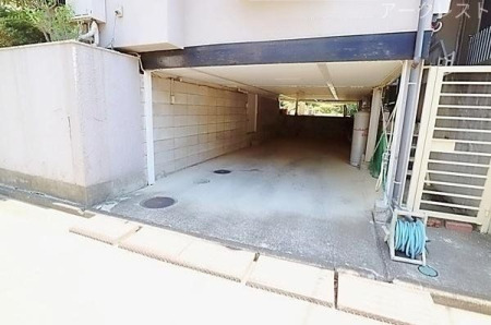  2台駐車できるビルトインガレージ