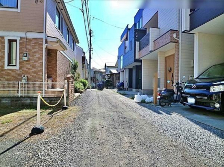 現地外観写真 前面道路は東側4ｍ道路に面しています