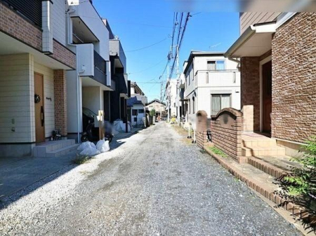現地外観写真 車通りの少ない住宅街