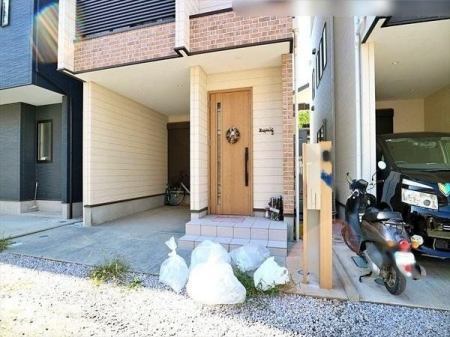 玄関 外から見た玄関の様子