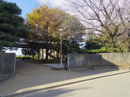 周辺環境 入間市立上藤沢中学校 徒歩15分。【上藤沢中学校】車椅子対応の入り口 1150m