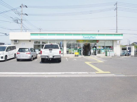 周辺環境 徒歩5分。【ファミリーマート入間下藤沢店】　営業時間 24時間営業　車椅子対応の駐車場・入り口あり 390m