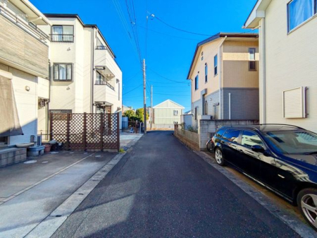 現地外観写真 周辺は閑静な住宅街です。車通りは少ないです。