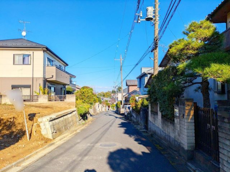 現地土地写真 南東側の約5メートルの市道の様子です。