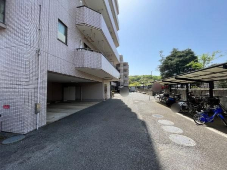 その他 駐車場と駐輪場の様子