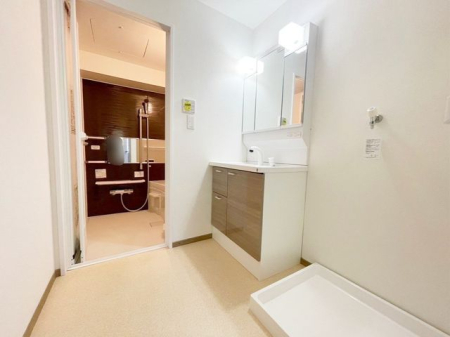 洗面台・洗面所 ～Wash room～大きな洗面　家族みんなが毎日使う洗面室。忙しい朝には使いやすい洗面で、ステキな一日のスタートをきりましょう。
