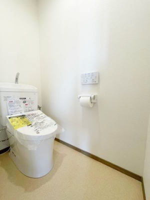 トイレ シンプルな内装のスッキリとしたトイレです。お手入れやお掃除が、簡単にできるシンプルなデザインのトイレです。