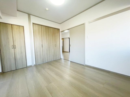 寝室 ～Room～洋室はナチュラルなフローリングと落ち着いた色の壁だから、インテリアを考えるのがとても楽しいですね！