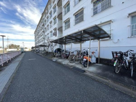 その他 屋根付き駐輪場。