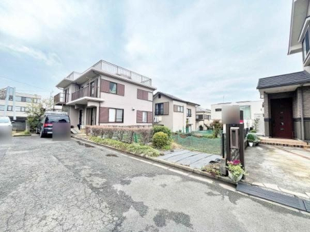 現地土地写真 車通りも少ない前面道路の様子