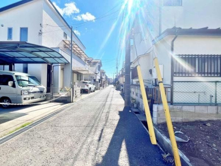 現地土地写真 車通りの少ない閑静な住宅街