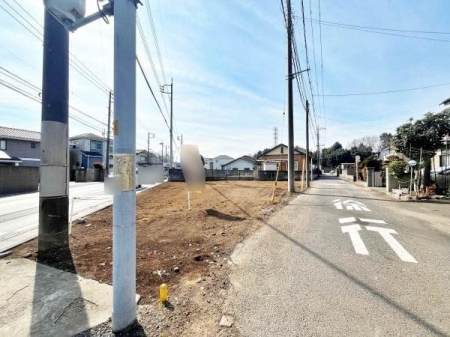 現地土地写真 周辺には生活に必要な施設が揃います。