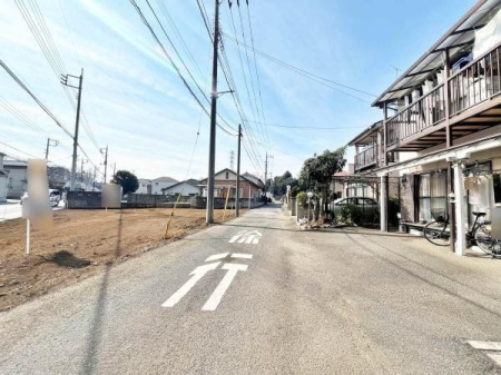 現地土地写真 周辺には生活に必要な施設が揃います。